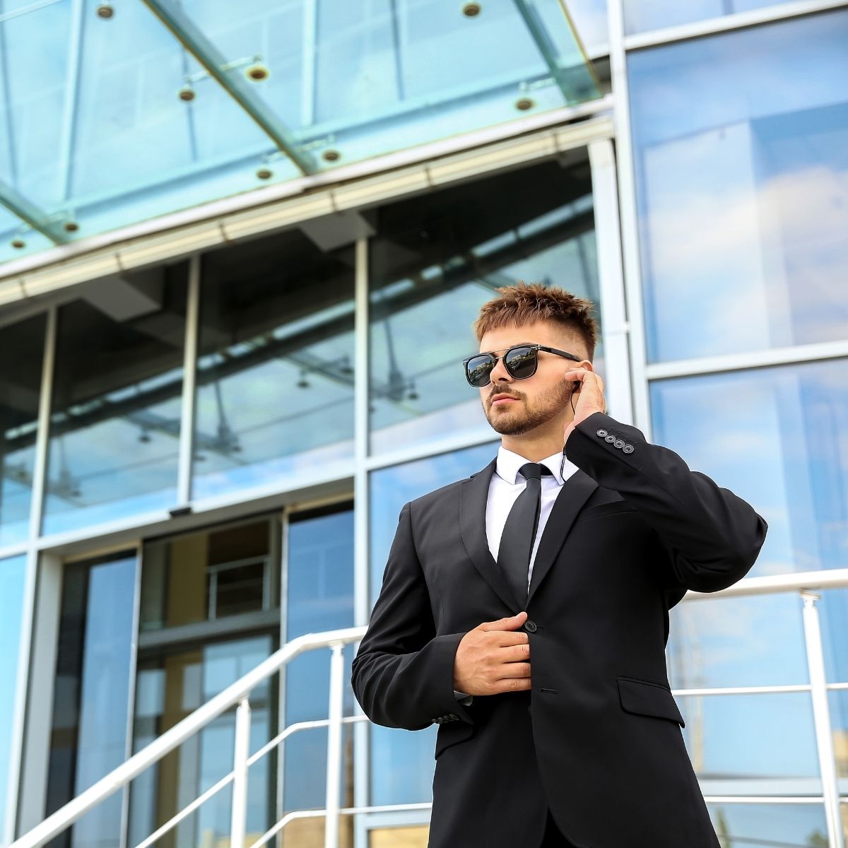 Agent de sécurité privé en patrouille urbaine, prêt à exécuter sa mission de sécurité. Agent de sécurité privé en patrouille urbaine.